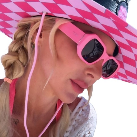 QUAY Hyped Up Sunglasses Polarized Pink Frame Smoke Lenses Retro NWT - Picture 12 of 15